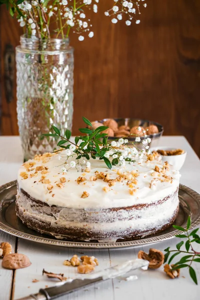 Çiçeklerle dekore havuç kek