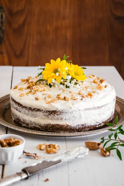 Carrot cake with flowers — Stock Photo, Image