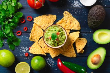 Guacamole malzemeler ve tortilla cips ile