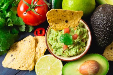 Guacamole malzemeler ve tortilla cips ile