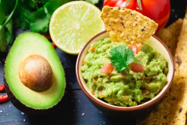 Guacamole malzemeler ve tortilla cips ile