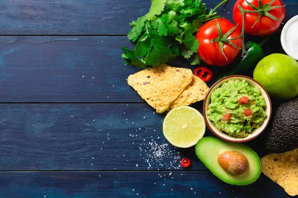 Cuenco de guacamole con ingredientes — Foto de Stock