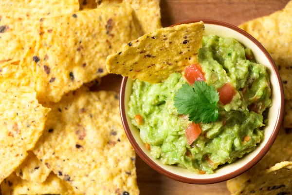 Guacamole tortilla chipstel — Stock Fotó