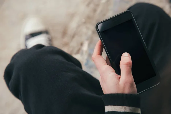 Smartphone i ung man hand — Stockfoto