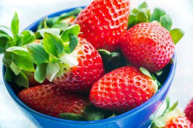 Bir kase taze çilek.