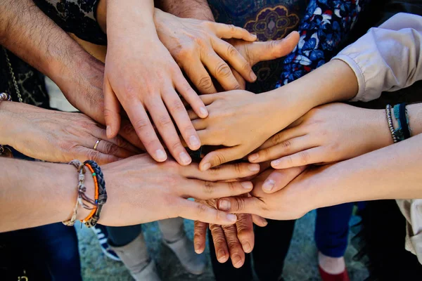 Mani di famiglia multi generazione — Foto Stock