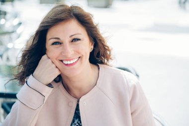 Deneyimli ve kendini kendine güvenen kadın