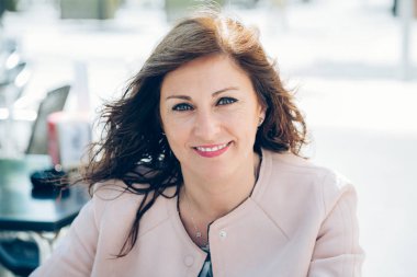Deneyimli ve kendini kendine güvenen kadın