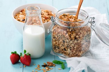 Sağlıklı granola kahvaltı meyve ile