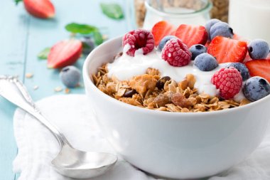 Granola kahvaltı çilek ile
