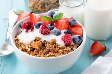Granola kahvaltı çilek ile