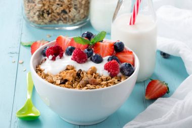 Granola kahvaltı çilek ile