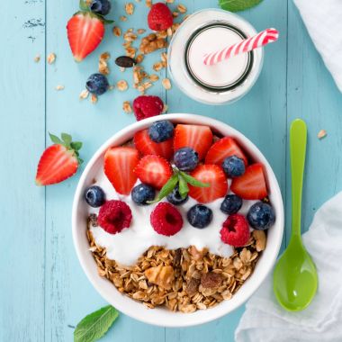 Granola kahvaltı çilek ile