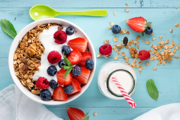 Müsli-Frühstück mit Beeren — Stockfoto