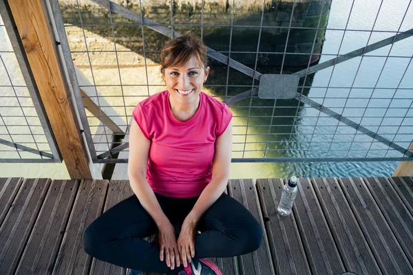 Frau mittleren Alters rastet vor dem Training aus — Stockfoto