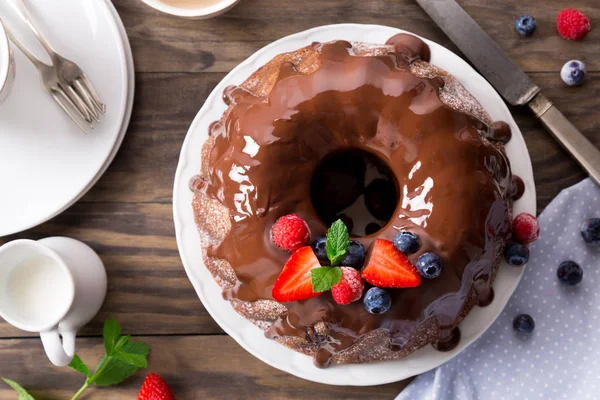 Chocolate bundt cake met bessen — Stockfoto