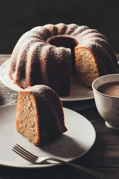 Pezzo di torta bundt con caffè — Foto Stock