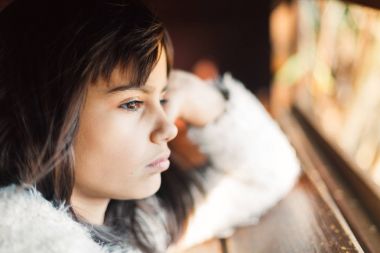 Kızgın kız pencereden bakıyor