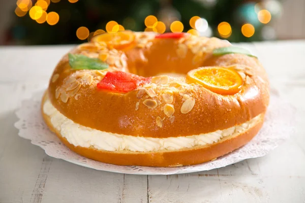 "Roscon de Reyes ", Epiphany ciasto roll — Zdjęcie stockowe