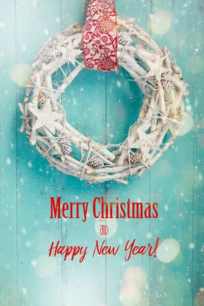 Biglietto natalizio con ghirlanda bianca su porta turchese — Foto Stock