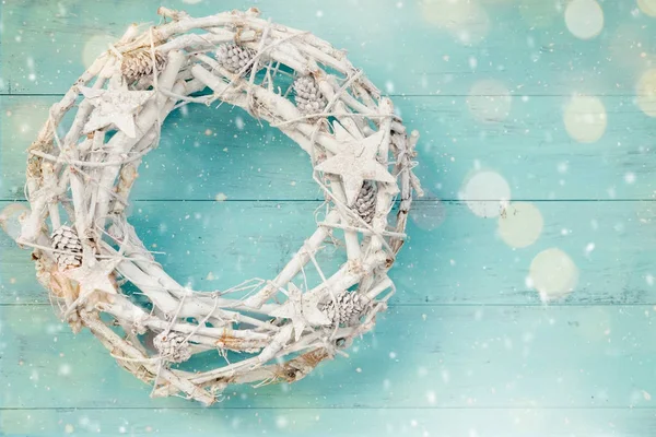 एक्वॅमरीन पार्श्वभूमीवर व्हाइट ख्रिसमस wreath — स्टॉक फोटो, इमेज