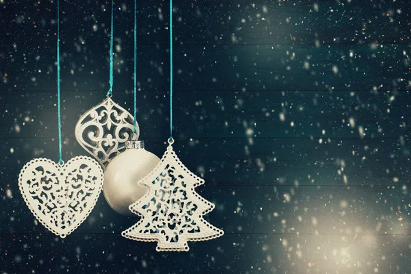 Kerstboom ballen opknoping tegen een houten achtergrond — Stockfoto