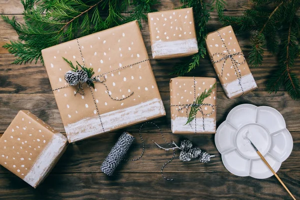 Crafty verpakt Kerstcadeaus — Stockfoto