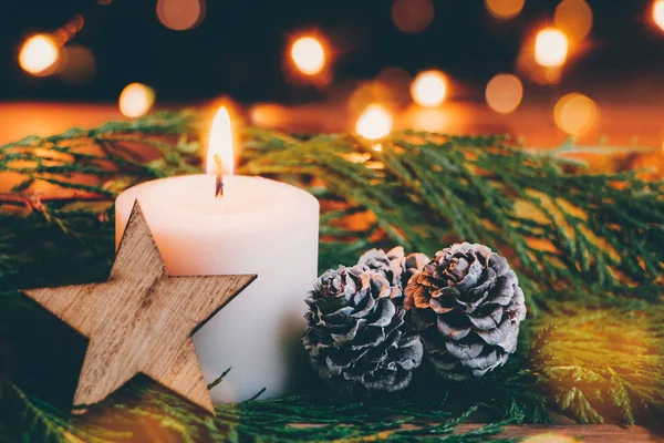 Рождественская свеча с натуральными украшениями — стоковое фото