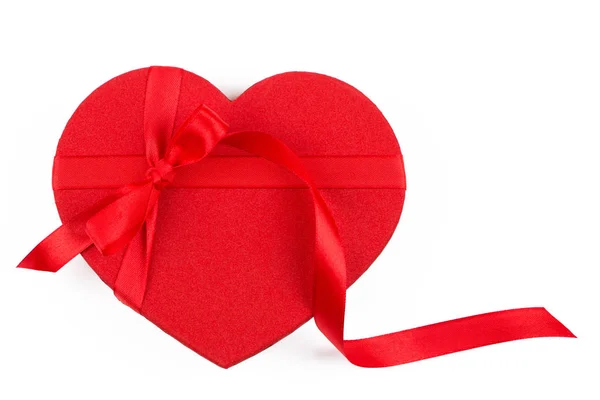 Rode hartvormige doos van de gift geïsoleerd op wit — Stockfoto