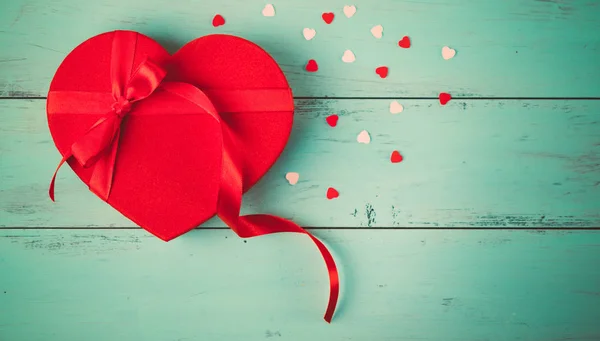 San Valentín regalo corazón rojo con caramelos — Foto de Stock