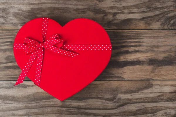 Caixa de presente Valentines em madeira — Fotografia de Stock