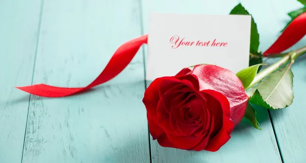 Rode roos met een kaart voor Valentines — Stockfoto