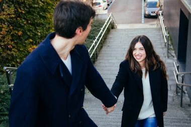 Merdivenlerde elele aşık Çift