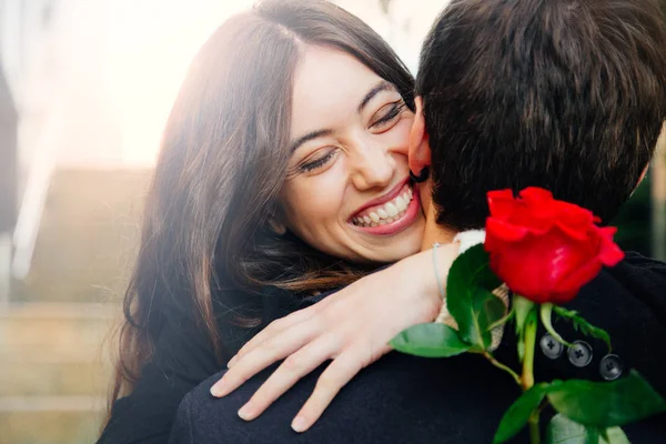 Šťastný pár v lásce s růží — Stock fotografie
