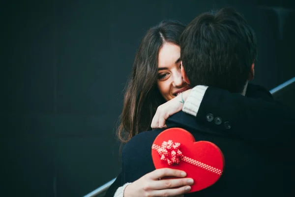 Pareja enamorada de un corazón presente — Foto de Stock