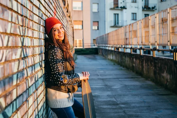 Mujer patinadora al atardecer disfrutando del sol — Foto de Stock