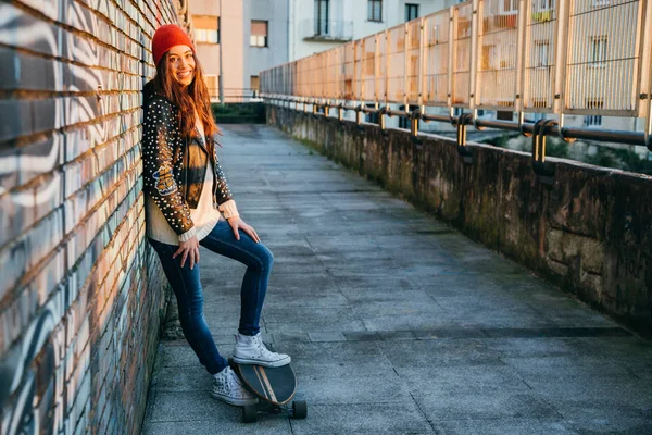 夕暮れの太陽を楽しんでいるスケーター女性 — ストック写真