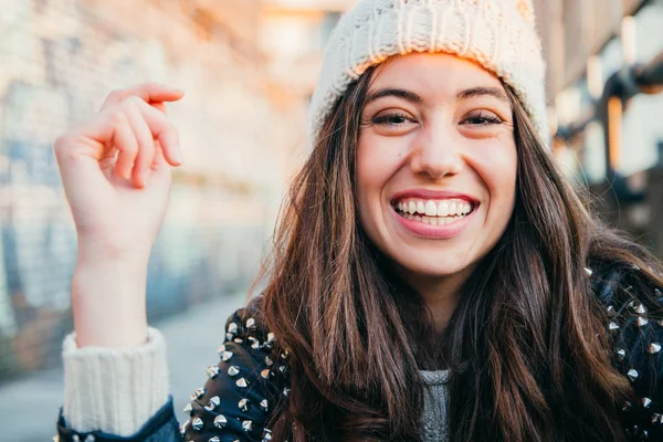 Smějící se dívka s vlněné čepice — Stock fotografie