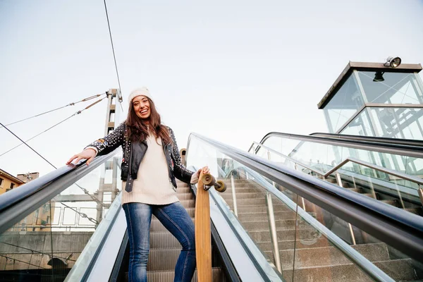 Funny skate mujer en la escalera mecánica — Foto de Stock