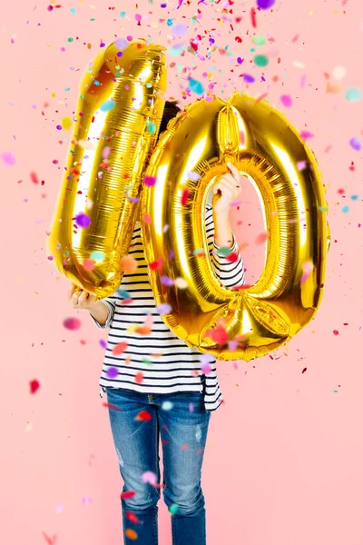 10e anniversaire fête fille avec des ballons dorés — Photo