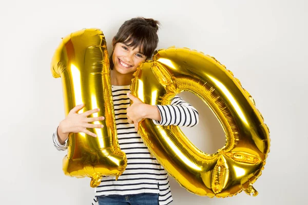 Zehnjähriges Partygirl mit goldenen Luftballons — Stockfoto