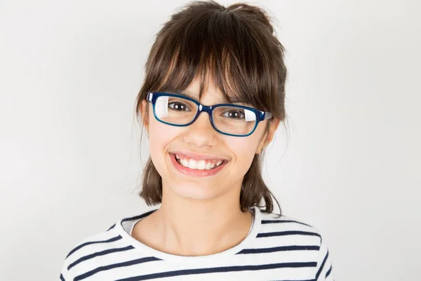 Porträt eines glücklichen kleinen Mädchens mit Brille — Stockfoto