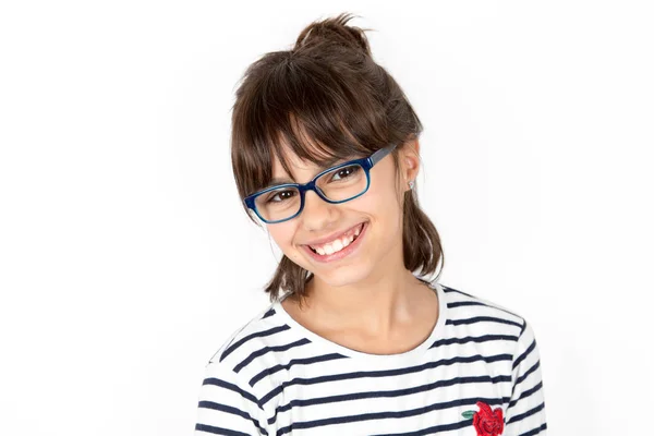 Gözlük ile mutlu bir küçük kız portresi — Stok fotoğraf