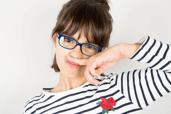 Retrato de una niña divertida con gafas haciendo bigote wi —  Fotos de Stock
