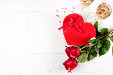 Şampanya ile Sevgililer günü kutlama