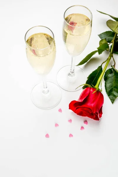 Celebração dos namorados com champanhe — Fotografia de Stock