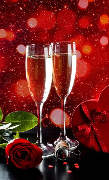 Célébration de Saint Valentin avec champagne — Photo