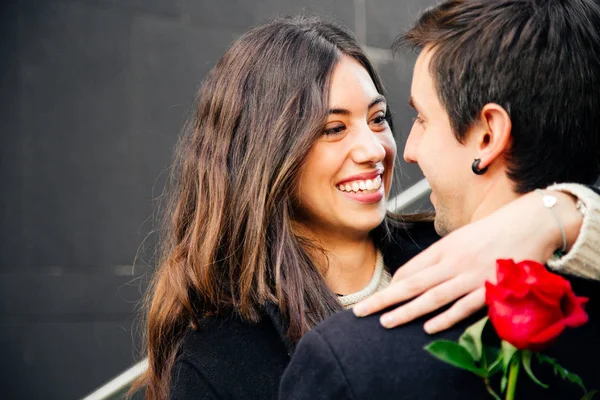 Šťastný pár v lásce s růží na ulici — Stock fotografie