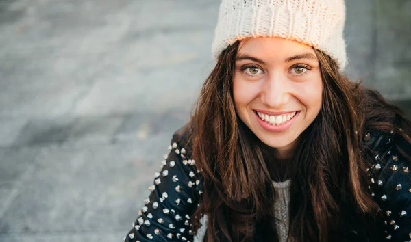 Happy young woman smiling on the street — Stock Photo, Image