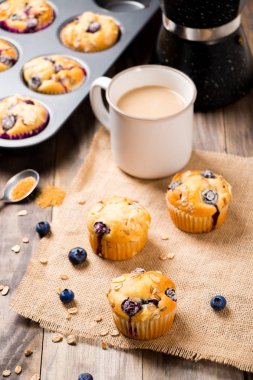 Kahvaltıda kahve ile Blueberry muffins